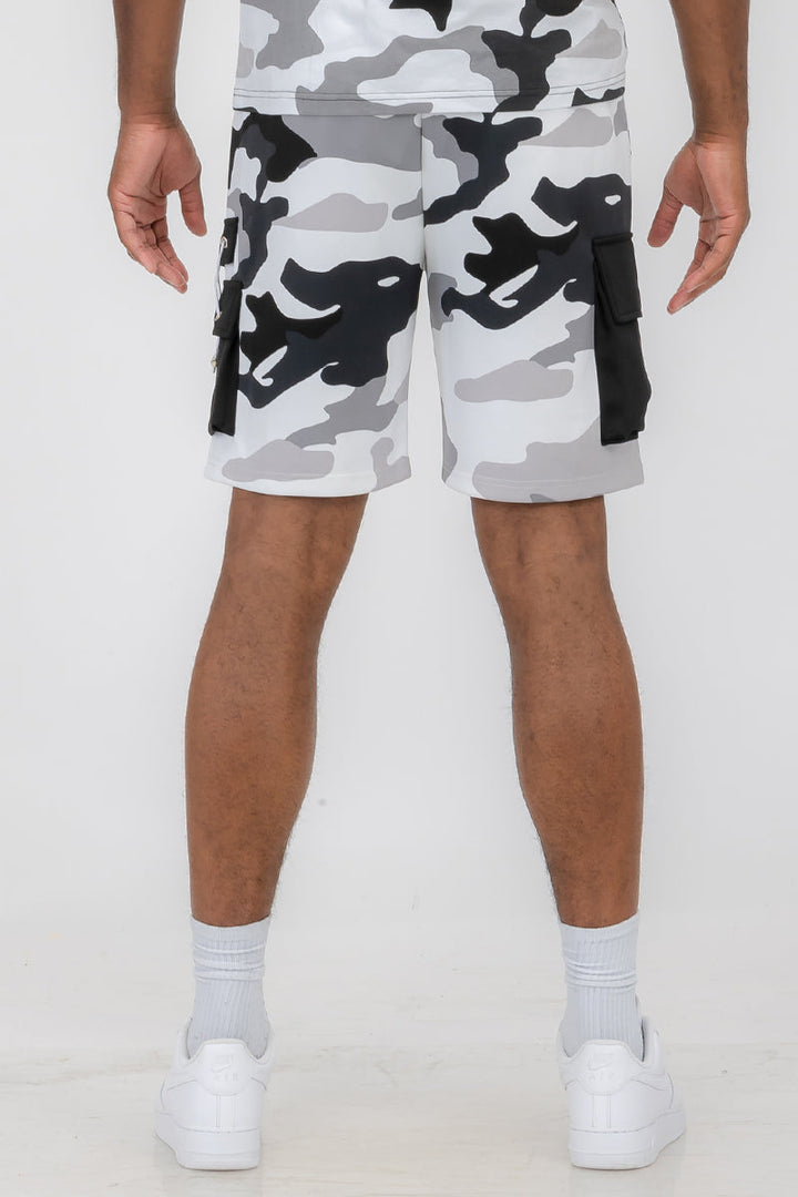Shorts mit durchgehendem Camouflage-Muster und Knebelverschluss