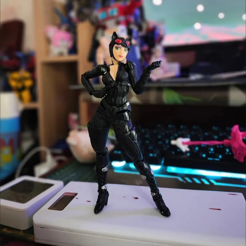 Ko Catwoman Action Figure Selina Kyle Revoltech Amazing Yamaguchi Anime Collection Model Toys Gitf
